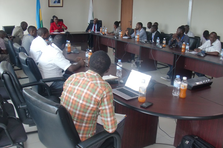 Abanyamakuru bitabiriye ikiganiro cyo gutegura umunsi w'umurimo ku bwinshi.