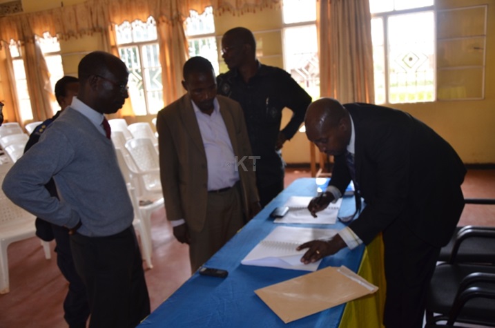 Abanyamigabane bane basinya kumategeko agenga kaminuza.