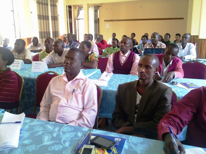 Abanyamuryango b'Umwalimu Sacco bishimira udushya igenda ibazanira (photo archive).