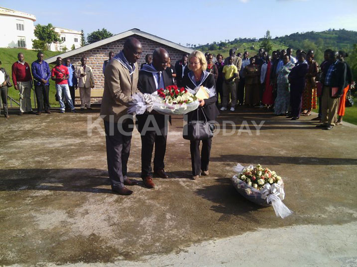 Abanyamuryango ba AMIR bashyira indabo ku rwibutso.