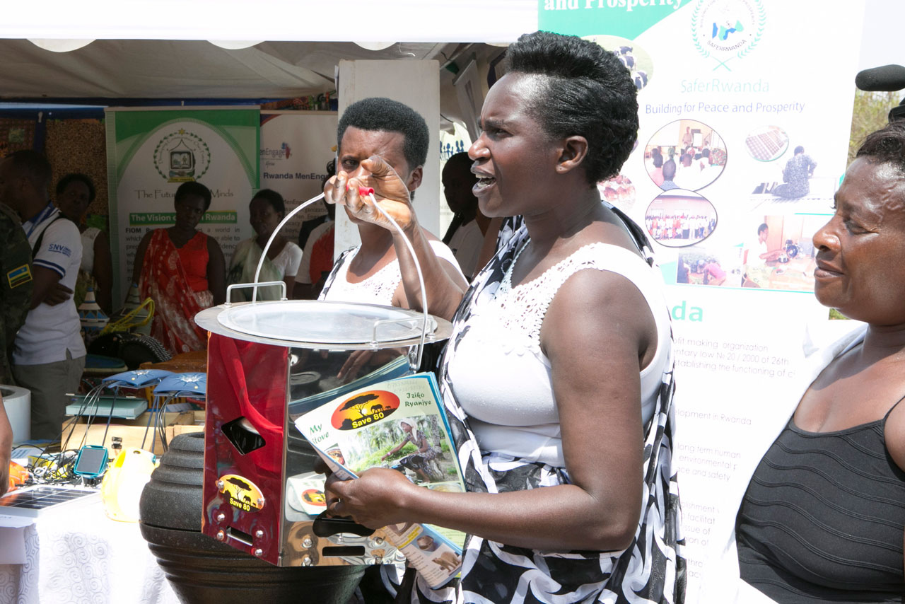 Abanyamuryango ba Pro-Femmes Twese hamwe bamurikira Madame Jeannette Kagame ibyo bagezeho.