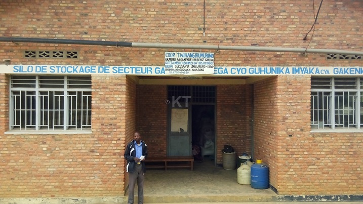 Abanyamuryango ba koperative Twihangire umurimo basaba RAB ko yabarwanaho bakabona aho bagurisha umusaruro wabo kuko bugarijwe n'ibibazo bitandukanye mu miryango yabo kandi ntahandi bizeye amafaranga ureste mu musaruro.