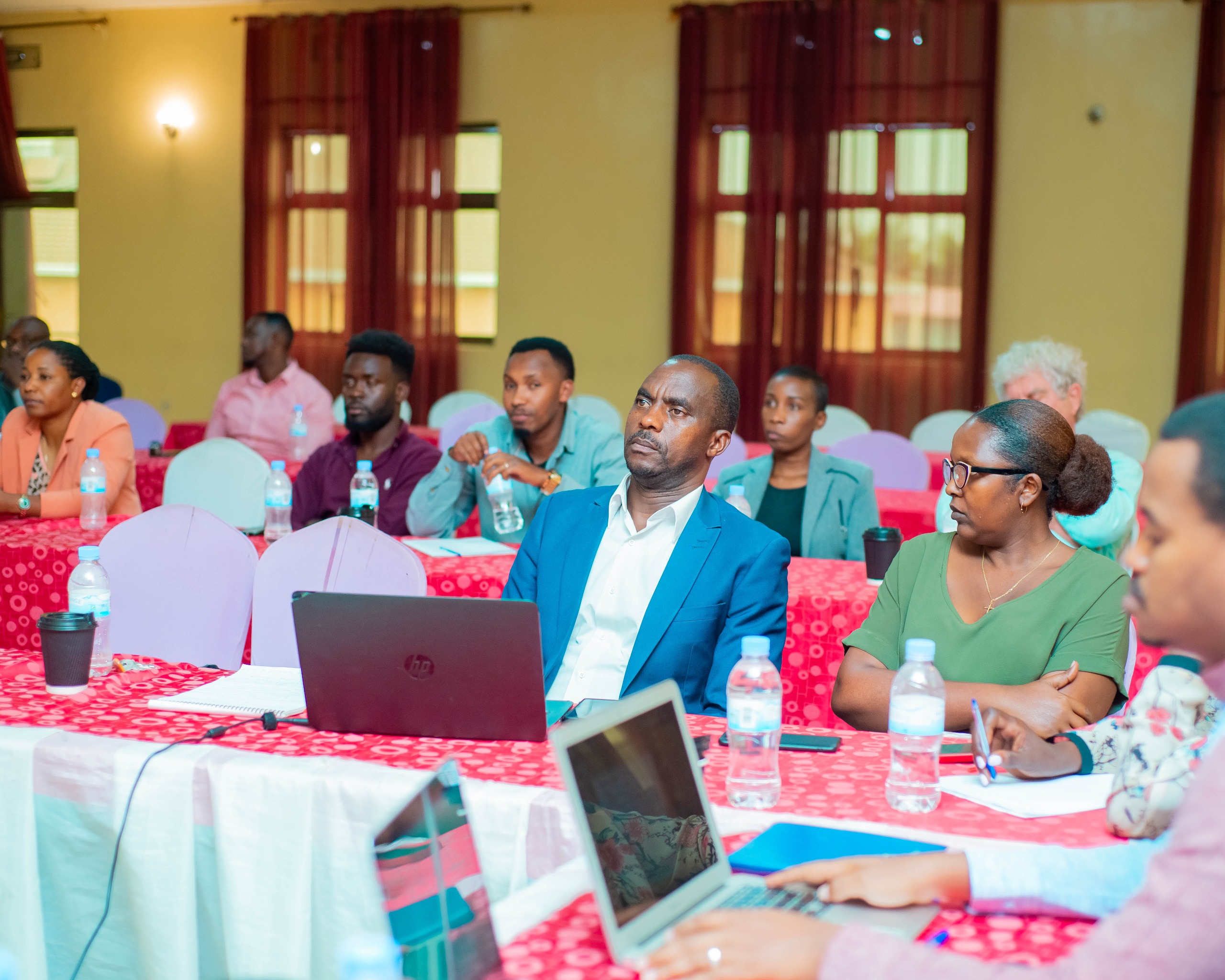 Abanyamuryango baganira ku ngingo zitandukanye ndetse bagafata n'ibyemezo 