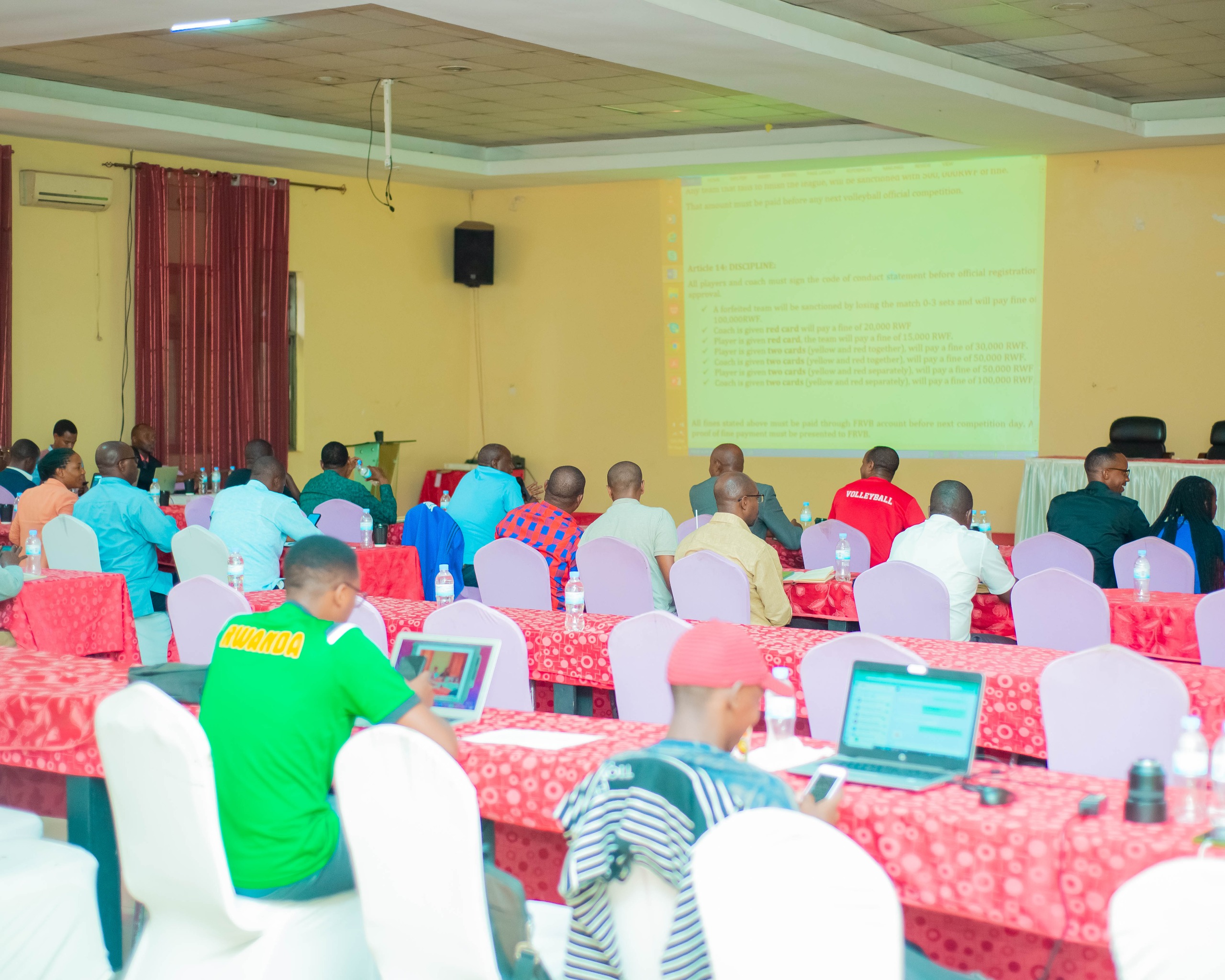 Abanyamuryango bagaragarizwa imikorere ya Federasiyo n'ibijyanye n'amategeko.