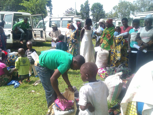 Izabayo arimo kwerekana ibyo azanye niwe musore urimo hamwe n'uri kumanuka mu modoka.