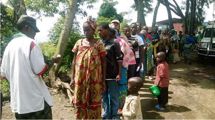 Abanyarwanda batashye babanza gupimwa Ebola bakigera ku mupaka.