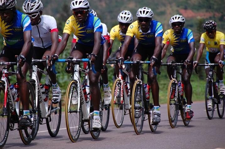 Abanyarwanda bakomeje gufashanya muri iri siganwa.