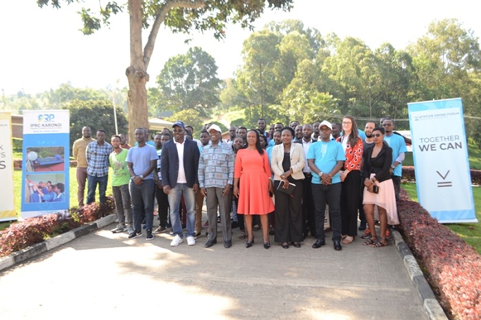 Abanyeshuri n'abababahaye ubumenyi mu gukoresha Drones bafashe ifoto y'urwibutso