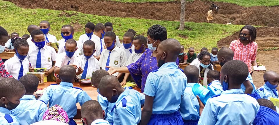 Abambaye amashati y'umweru ni abaje kuremera abambaye ay'ubururu