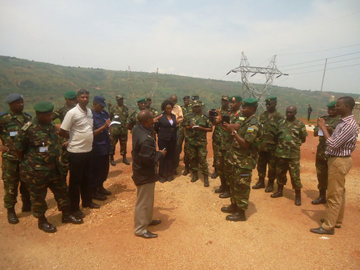 Abanyeshuri biga i Nyakinama bageze ahari umuyoboro w'Amashanyarazi wa Musha mu Murenge wa Munyiginya.