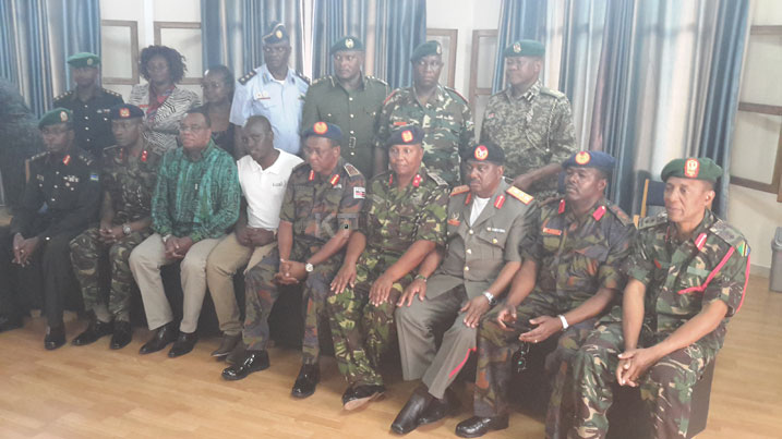 Inzego zicunga umutekano mu bihugu by'amahanga zaje kwigira ku Rwanda. Aba bari abo muri Kenya Defense College bari ku Rwibutso rwa Jenoside rwa Kigali ku Gisozi.