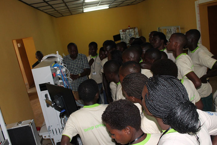 Aba banyeshuri basobanuriwe ko imyuga n