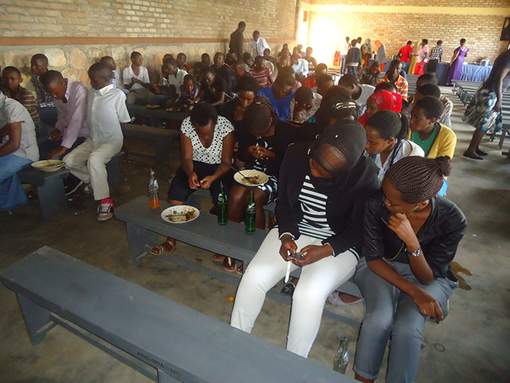 Abanyeshuri barangije muri iki kigo bishimira igitekerezo cy'ababyeyi babo.