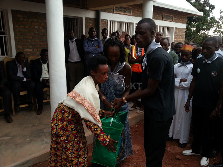 Umukecuru washyikirijwe inzu ahabwa n'izindi mpano zirimo radio n'ibindi bikoresho.