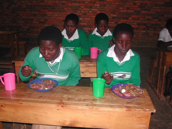 Gufata amafunguro ya saa sita ku ishuri byongereye umubare w'abatsinda n'ubusabane, ariko biracyahura n'imbogamizi.