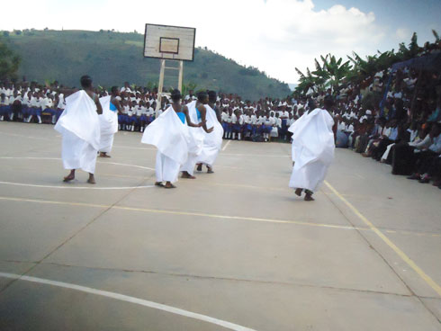 Abanyeshuri basusurukije abarezi babo.