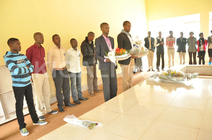 Abanyeshuri biga i Rukara basuye urwibutso rwa Karubamba.
