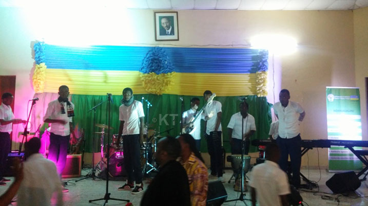 Abanyeshuri biga mu Ishuri rya Muzika ku Nyundo bataramiye abasozaga itorero.