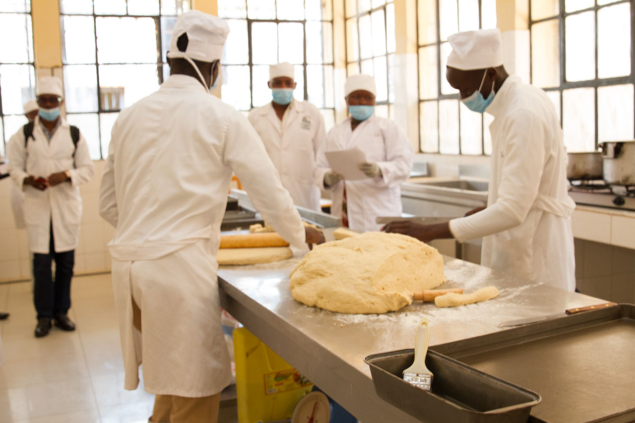 Abanyeshuri biga ibijyanye no gutunganya ibiribwa bakoze ikizami cyo gukora imigati n'amandazi