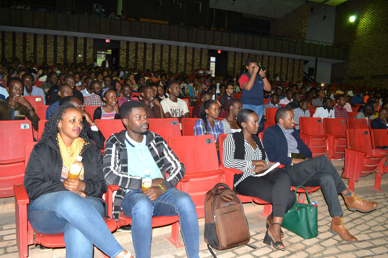 Abanyeshuri bo muri kaminuza y'u-Rwanda ishami rya Huyerikiye ibiganiro byabakanguriraga kwigirira ikizere mu ruhame