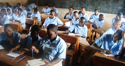 Abanyeshuri biga ku bigo bitandukanye bazajya bakora ikizamini kimwe mu rwego rwo gupima abigisha neza.