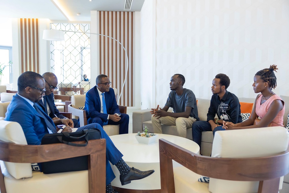 Abanyeshuri biga muri Cuba babonanye na Minisitiri Biruta