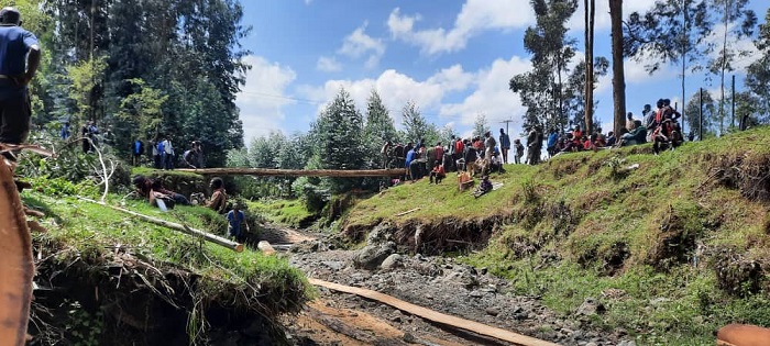 Abanyeshuri bo mu Midugudu ya Nyejoro na Muhe bajyaga babangamirwa no kwambuka bitewe n'uko ikiraro cyari cyarangiritse