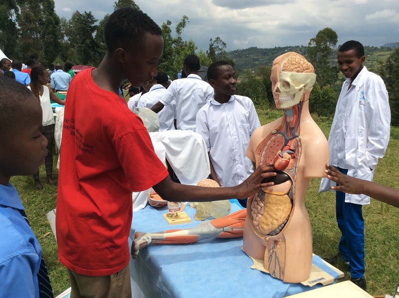 Abanyeshuri bagaragarijwe ibice bigize umubiri w'umuntu