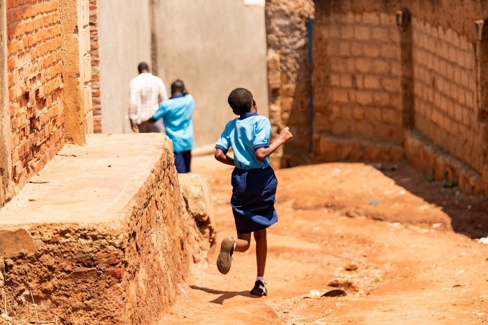 Iyo bahawe akanya ko gukina, bamwe mu banyeshuri bahita birukira mu gasantere gushaka ibyo kurya cyangwa kunywa muri za butike. Aho barimo kunyura ni inyuma y'ubwiherero bw'ikigo