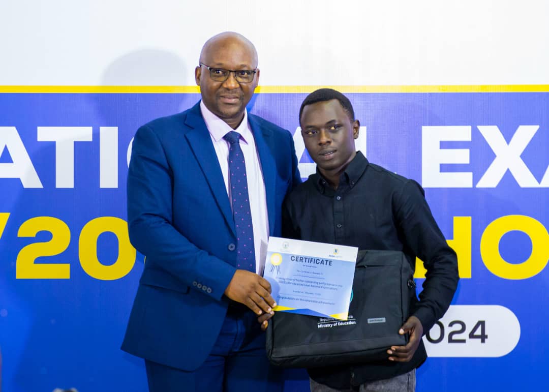 Abanyeshuri babaye indashyikirwa bahawe mudasobwa na seritifika bakazanarihirwa na Leta muri Kaminuza kugera barangije