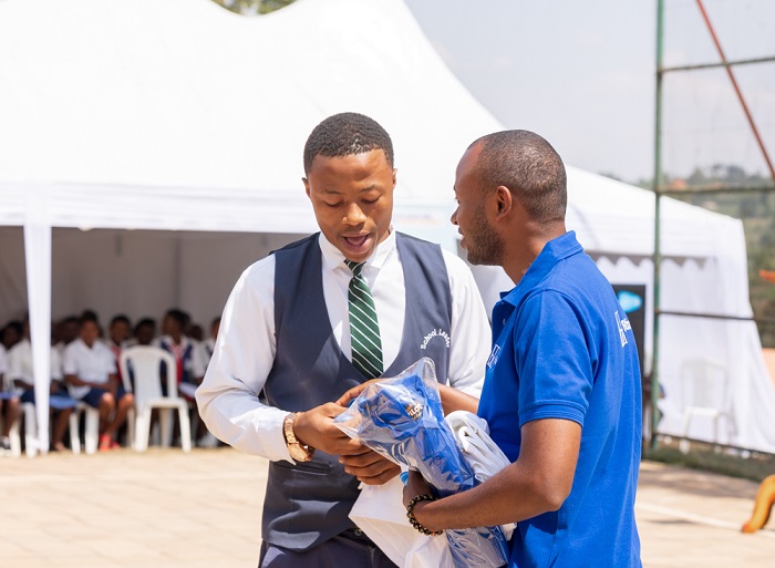 Abanyeshuri basubizaga ibibazo neza bahawe ibihembo