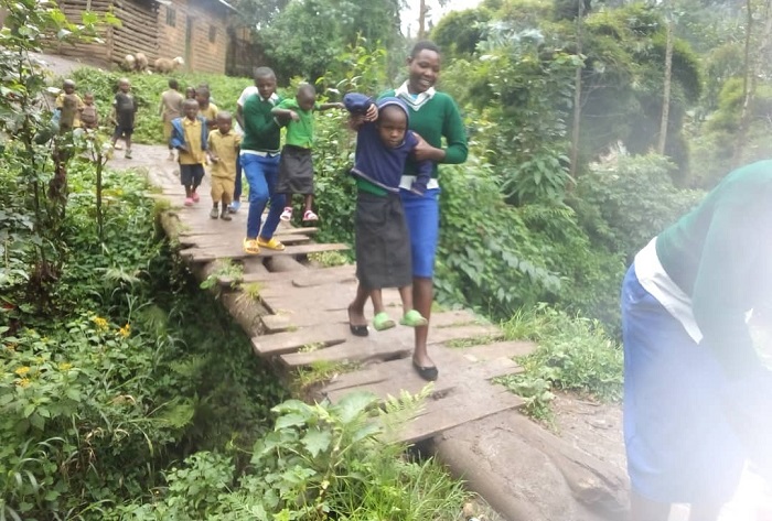 Igihe cyo kuhambuka abanyeshuri bafite imbaraga ni bo bambutsa abana bato ngo batagwamo