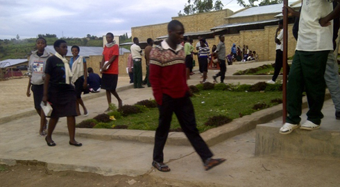 Abanyeshuri biga kuri Ecole Secondaire Sainte Trinite Ruhango bavuga ko babazwa n