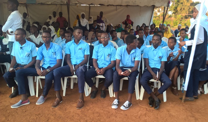 Bamwe mu banyeshuri b'ibigo bituranye na ESSI Nyamirambo baje kwifatanya na bo muri uyu muhango.