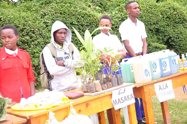 Abanyeshuri ba Authentic International Academy bamurika amasabune yabo (iburyo)