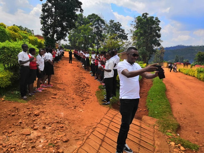 Abanyeshuri ba ES Mbogo bari bishimiye kwakira bakuru babo