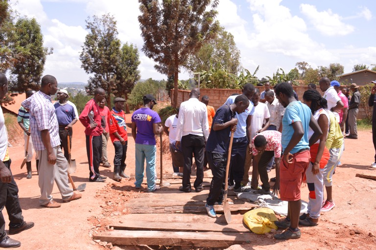 Abanyeshuri babanje gufatanya n'abaturage ba Ngoma gukora umuganda