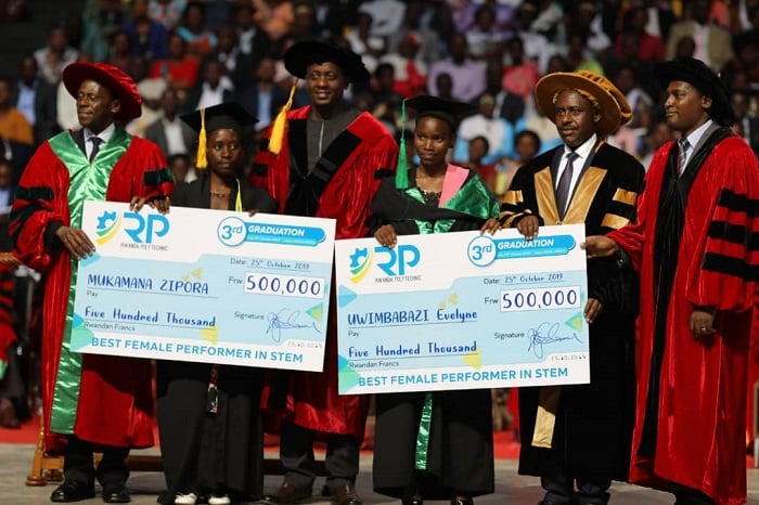 Abanyeshuri babaye indashyikirwa babiherewe ishimwe