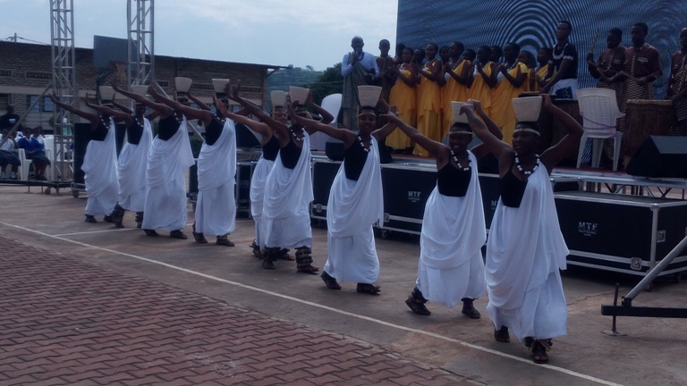 Abanyeshuri bagaragaje ko bishimiye iyi nyubako babyinira abashyitsi