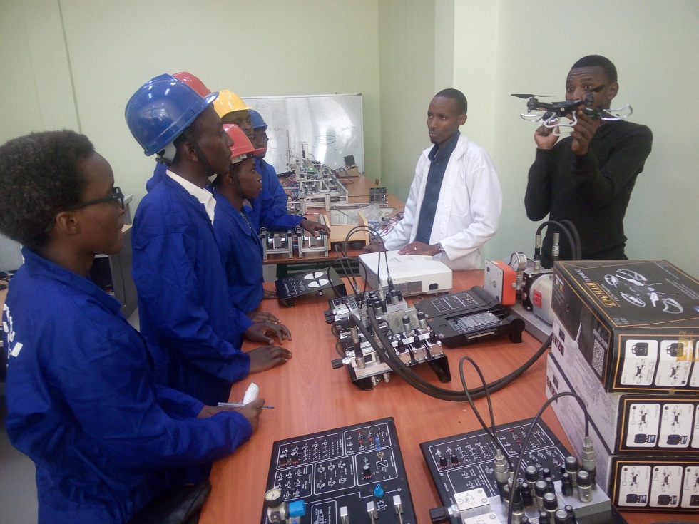 Abanyeshuri bahabwa ibisobanuro byimbitse ku mikorere ya Drone