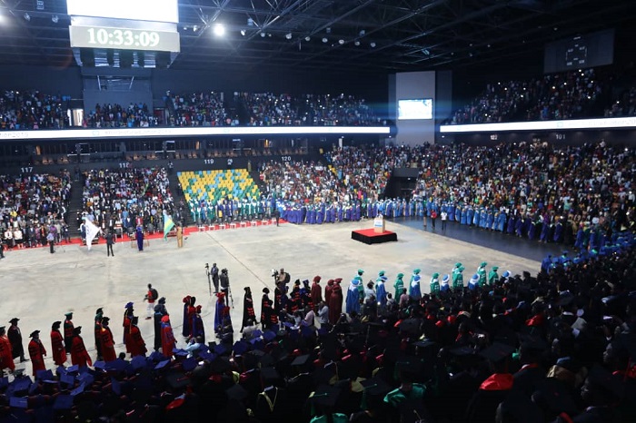 Abanyeshuri bahawe impamyabumenyi basabwe guhanga ibishya