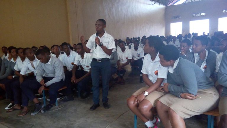 Abanyeshuri bahawe umwanya bishimira impanuro bahawe na polisi y'Igihugu