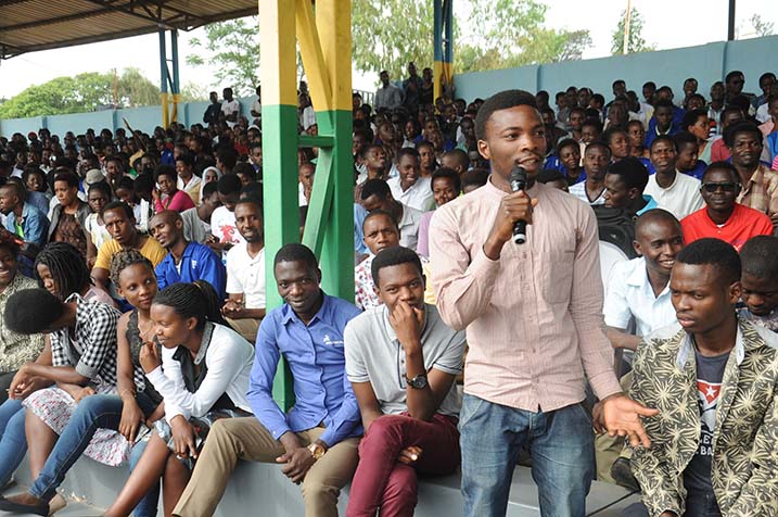 Abanyeshuri babaza ibibazo ku bireba iyi gahunda ibagenewe