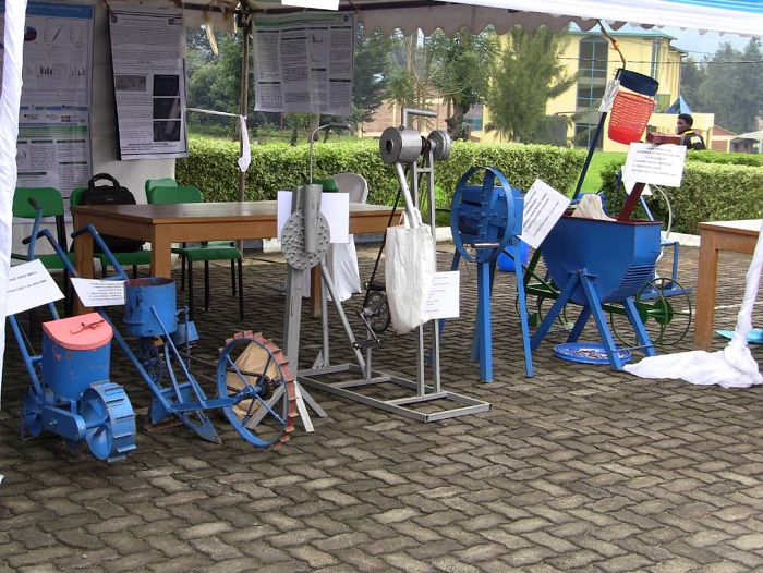 Abanyeshuri bakomeje kuvumbura imashini zinyuranye zifashishwa mu buhinzi