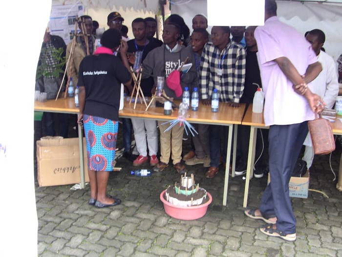 Abanyeshuri bakomeje ubushakashatsi mu gushakira umuti ibibazo bibangamiye ubuhinzi