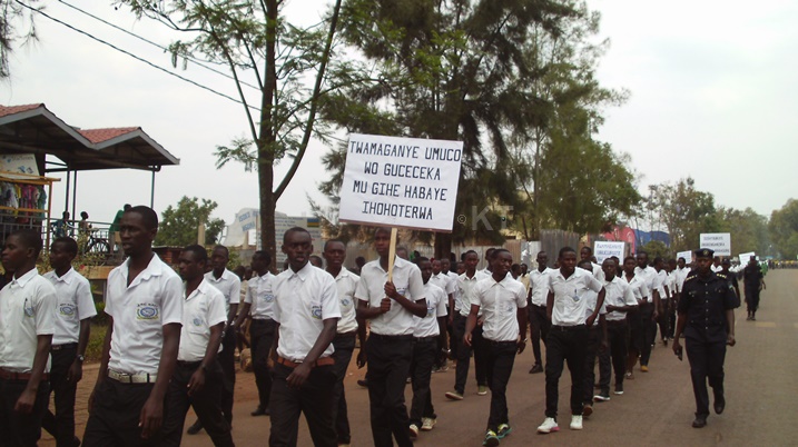 Abanyeshuri bari bitwaje ibyapa biriho ubutumwa bwo kwamagana ihohoterwa mu byiciro bitandukanye.
