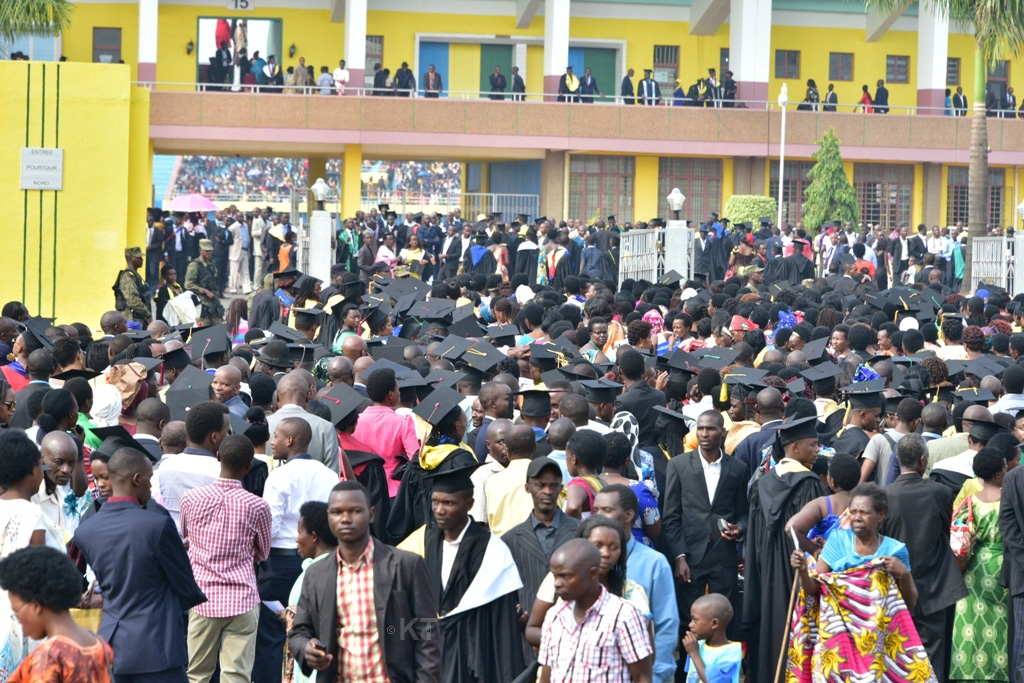 Abanyeshuri bari uruvunganzoka binjira muri stade Amahoro