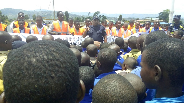 Abanyeshuri ngo ntibakwiriye gukinira mu muhanda.