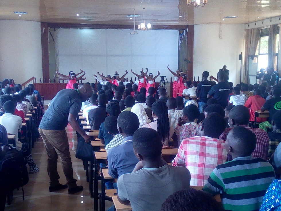 Abanyeshuri basanzwe mu kigo bakira bagenzi babo bashya