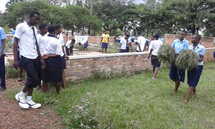 Abanyeshuri basukuye urwibutso ni abagize umuryango wa AERG mu bigo by